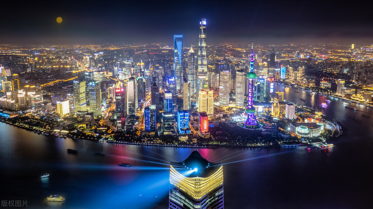 台湾交通专家说：中国大陆的高铁没靠背，女主持人都笑到呛！