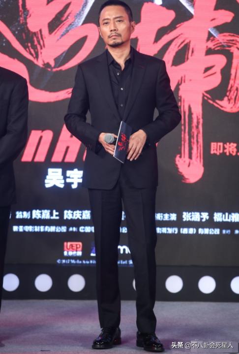 男人味也能“造假”？眉毛稀疏、画腹肌、贴鬓角，张艺兴差距最大