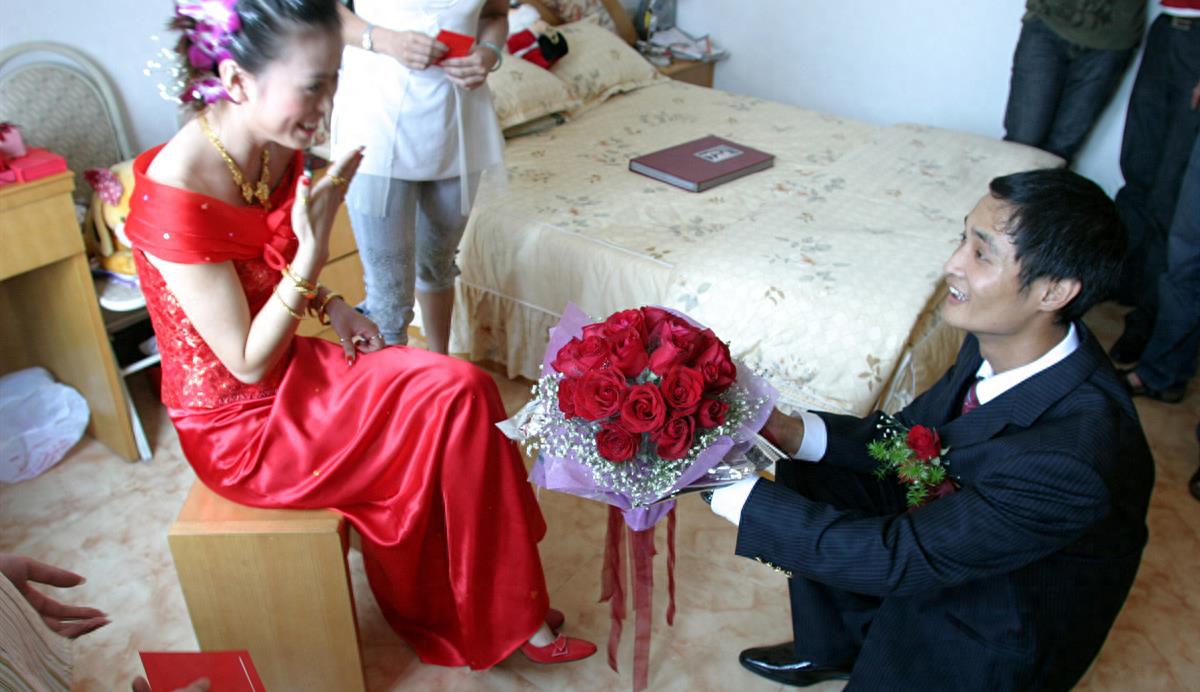 意外遭遇：留守寡妇与公公的不可告人的秘密