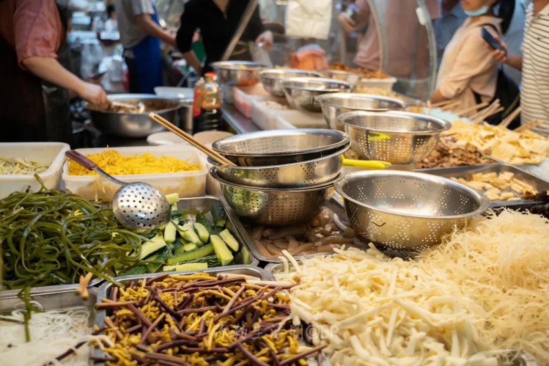 红河州有个“凉菜西施”，4㎡的小摊火了15年，一个月能卖10吨菜