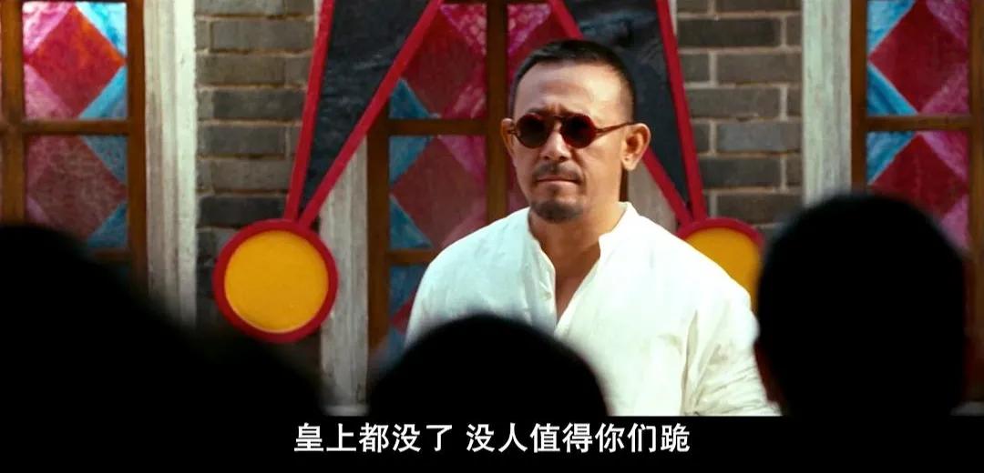 他每个头衔都有相同的两个字，这么多职位，这得挣多少钱？