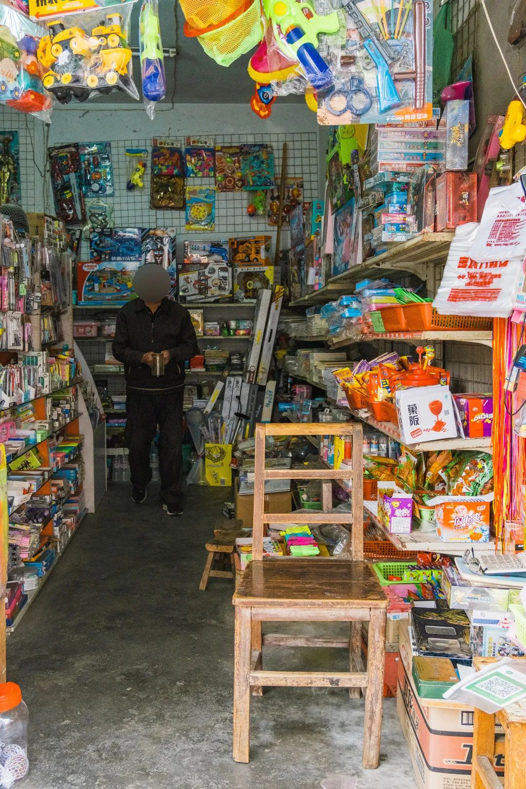 校门口的小店从来没有让人失望,校门口小店生意火爆