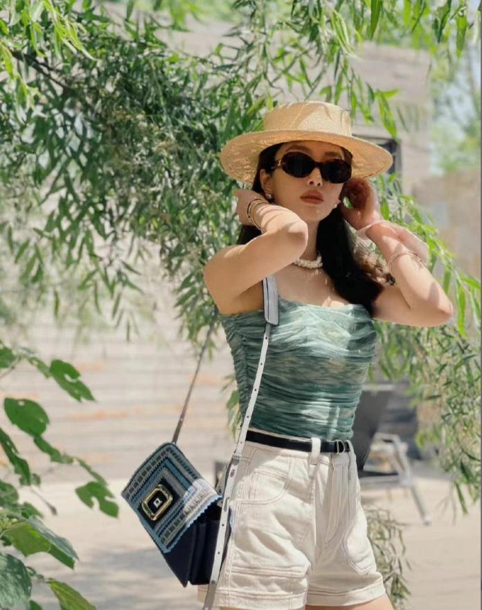 女明星夏季吊带穿搭,女明星穿吊带的穿搭
