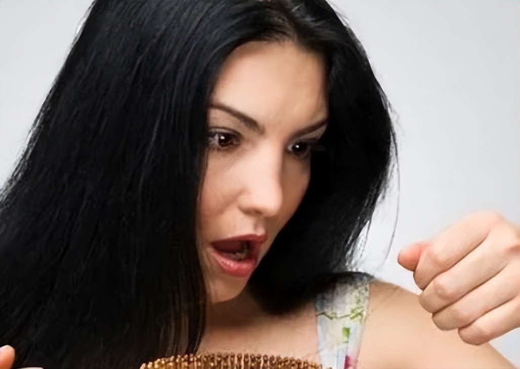 头皮上反复起脓包是怎么回事,头皮上长红疙瘩脓包头皮屑特别多