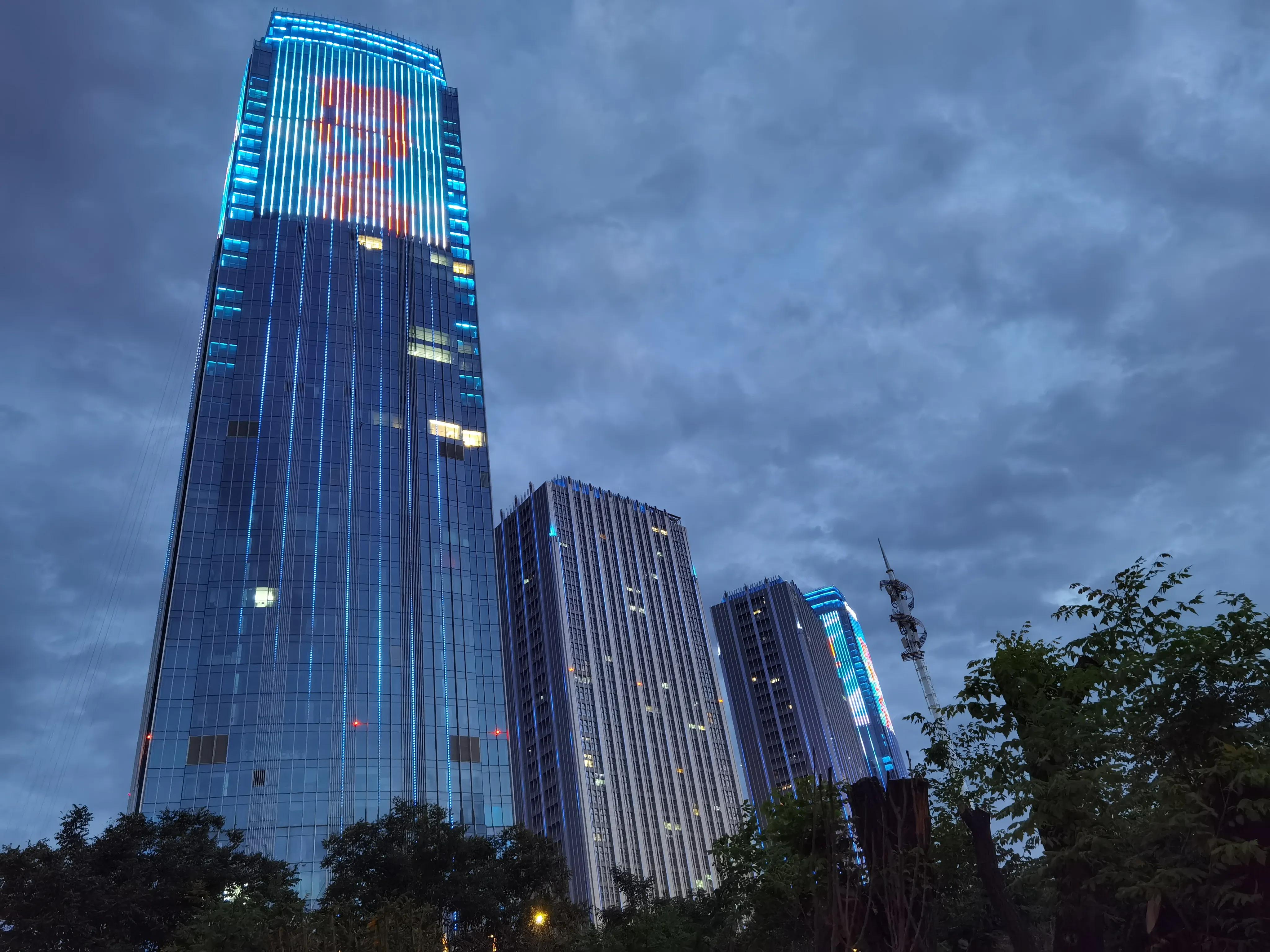 七一开怀赋锦章，锤镰飞彩映朝阳