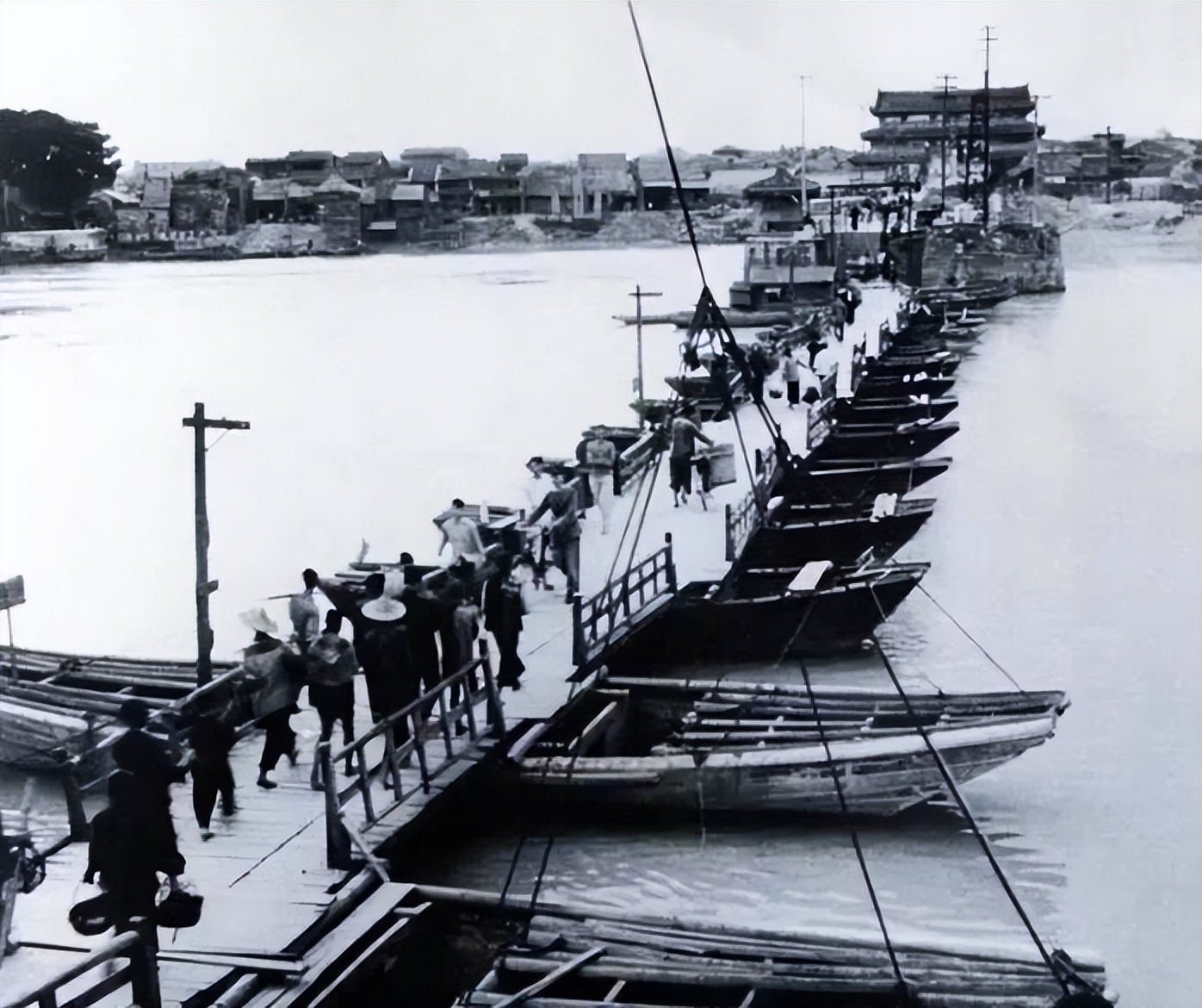 广东男人，逆袭成香港富豪，花10亿买飞机，如今妻子成接班人