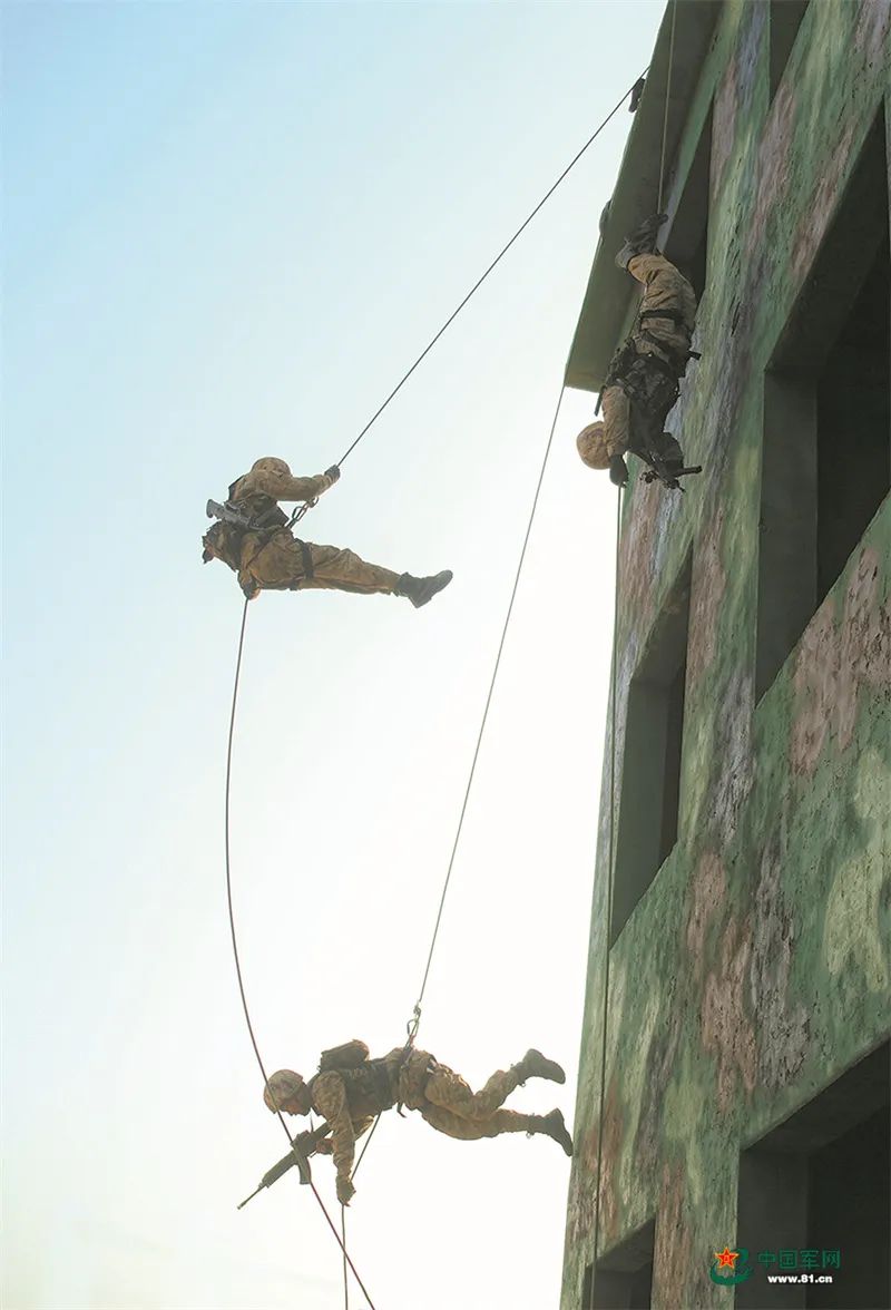 刚刚进队伍的新兵发武器吗,刚入伍的都配发什么枪