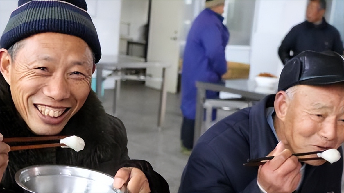 龚清孝：吃草上瘾得以赚钱娶媳妇，34年吃了40吨草：我就喜欢吃草