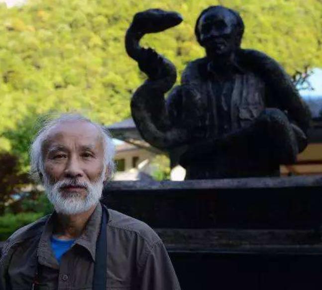1989年，他发现价值百万的莽山烙铁头，被咬20多次，如今生活怎样