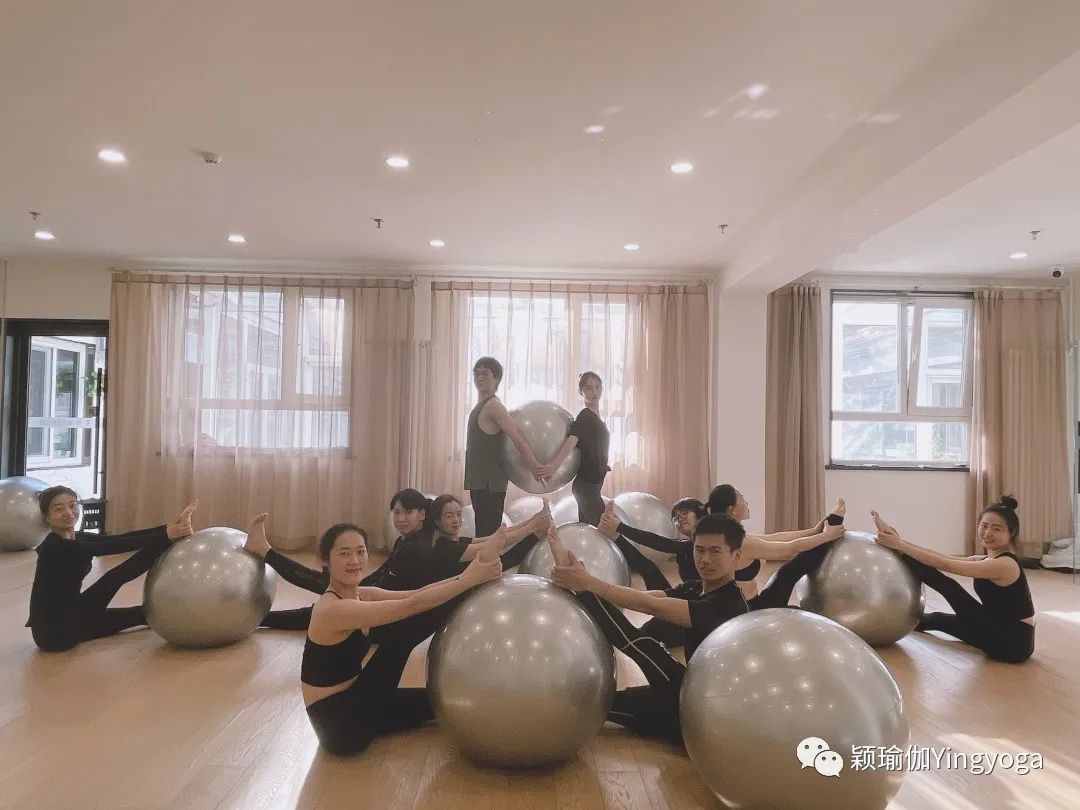 瑜伽球练瑜伽,球瑜伽简单伸展