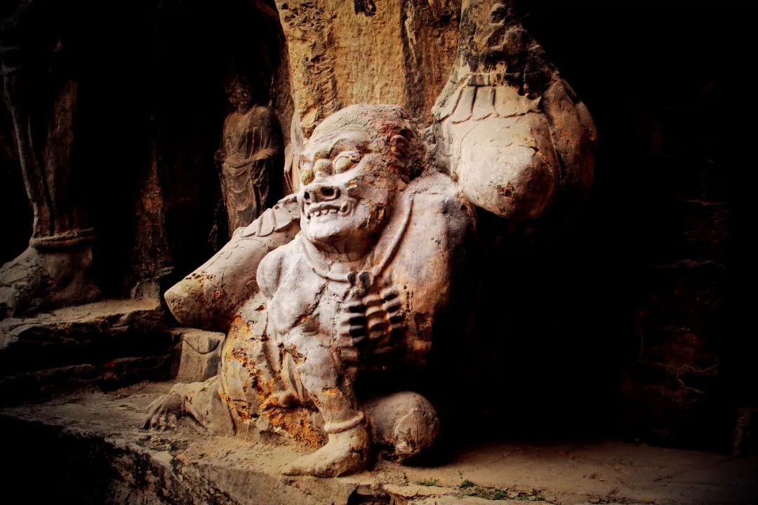 武则天的脸像哪里的大佛,大佛的脸为什么从哪面看都是正脸