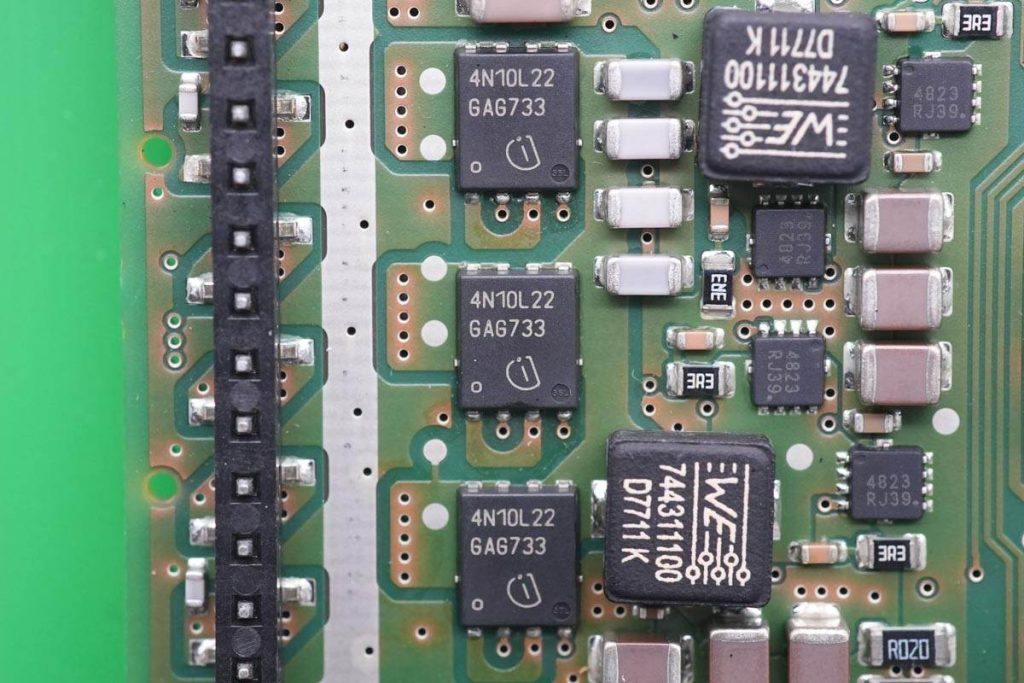 宝马5系无线充电拆解,宝马5系充电器怎么拆
