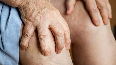 风湿类风湿雨天如何缓解疼痛,风湿手指关节痛变形吃什么药治好