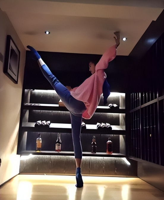 金晨被沈腾调侃,金晨穿衣吓坏沈腾