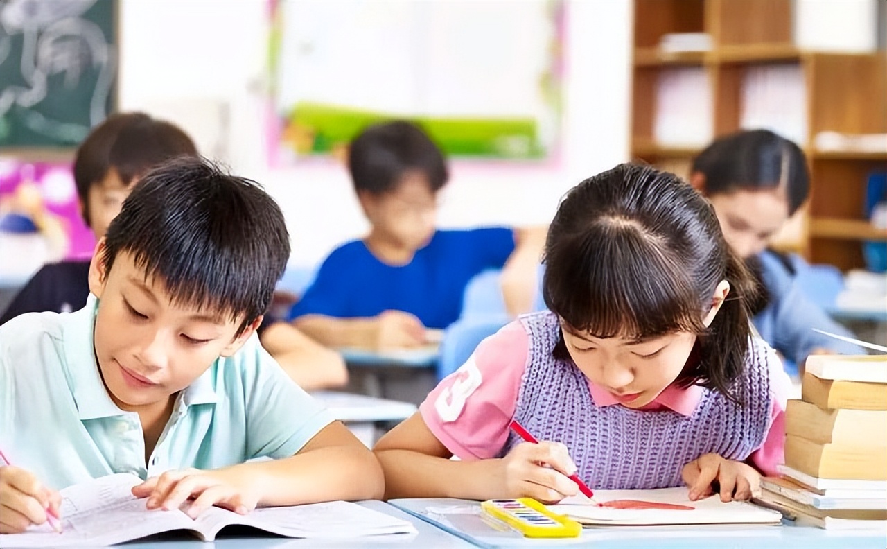 专注力抗干扰性差上课分心走神,孩子专注力差做事分心走神不集中