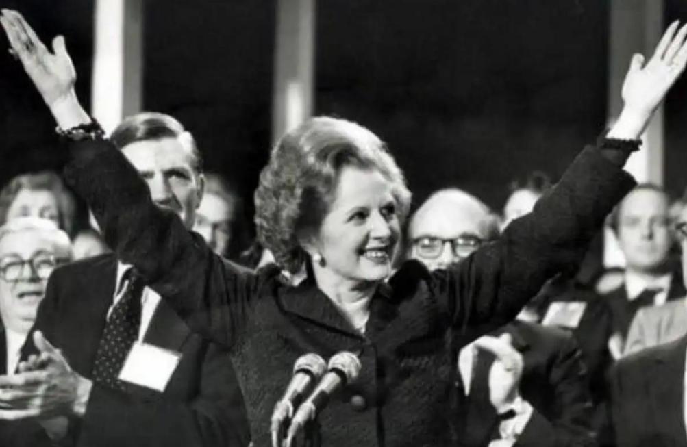 1984年，香港回归谈判陷入僵局，*小平邓**先发制人：不介意使用*力武**