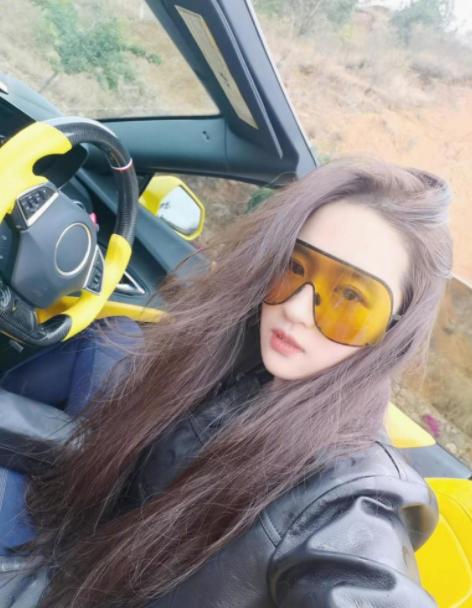 最有钱女明星刘亦菲,刘亦菲秀名贵翡翠大耳环