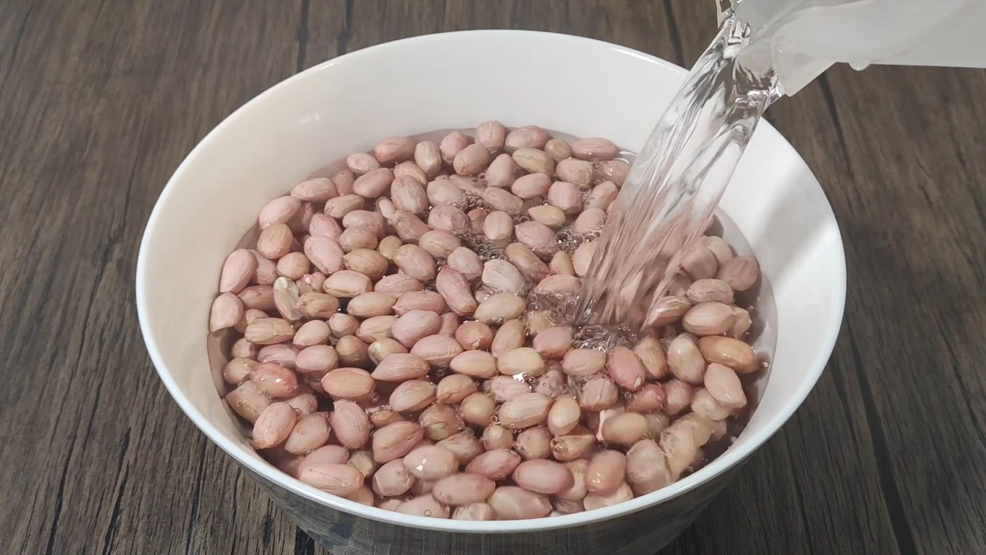 油炸花生米怎么放保持长久的酥脆,油炸花生米要不要泡一下