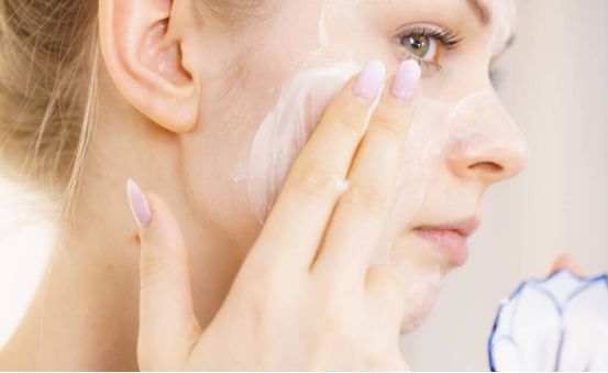 脸上干燥起皮不光要补水，也要补油，这样皮肤会更饱满透亮