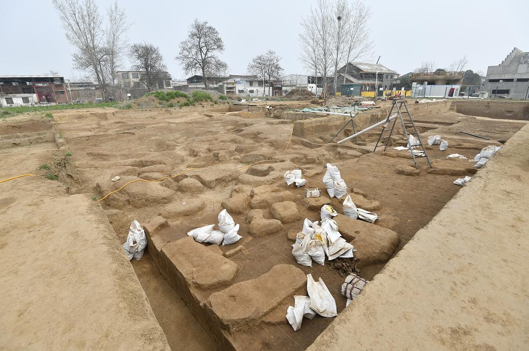 中国最古老的石磨盘,行走河南读懂中国甲骨文