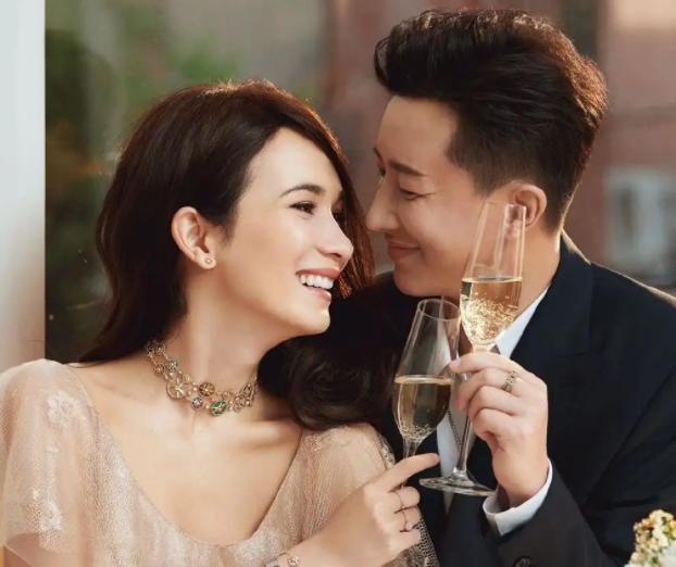 韩庚喜得五国混血宝宝，妻子亲吻其脸颊，女儿小手紧握爸爸显温馨