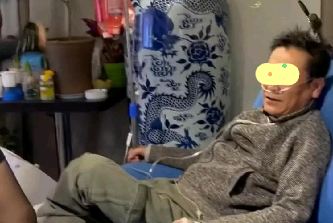 北京一女子试穿黑色短裙和*袜丝**，询问丈夫的意见，丈夫：我就不看