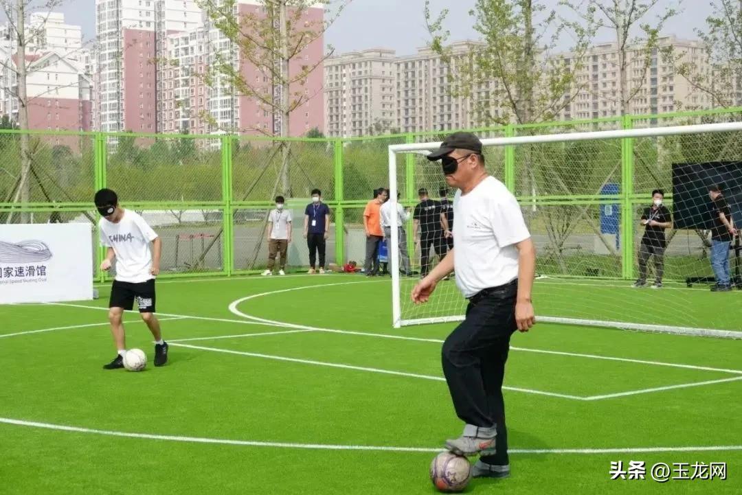 这片绿茵场，让两代奥运人一起向未来