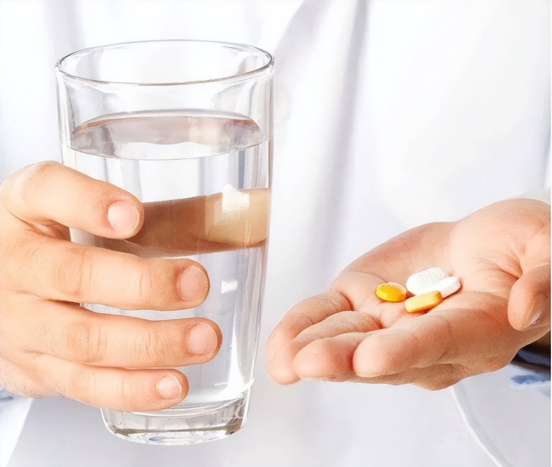 嘴上出了好多透明水泡会传染吗,嘴上上火长水泡会传染吗