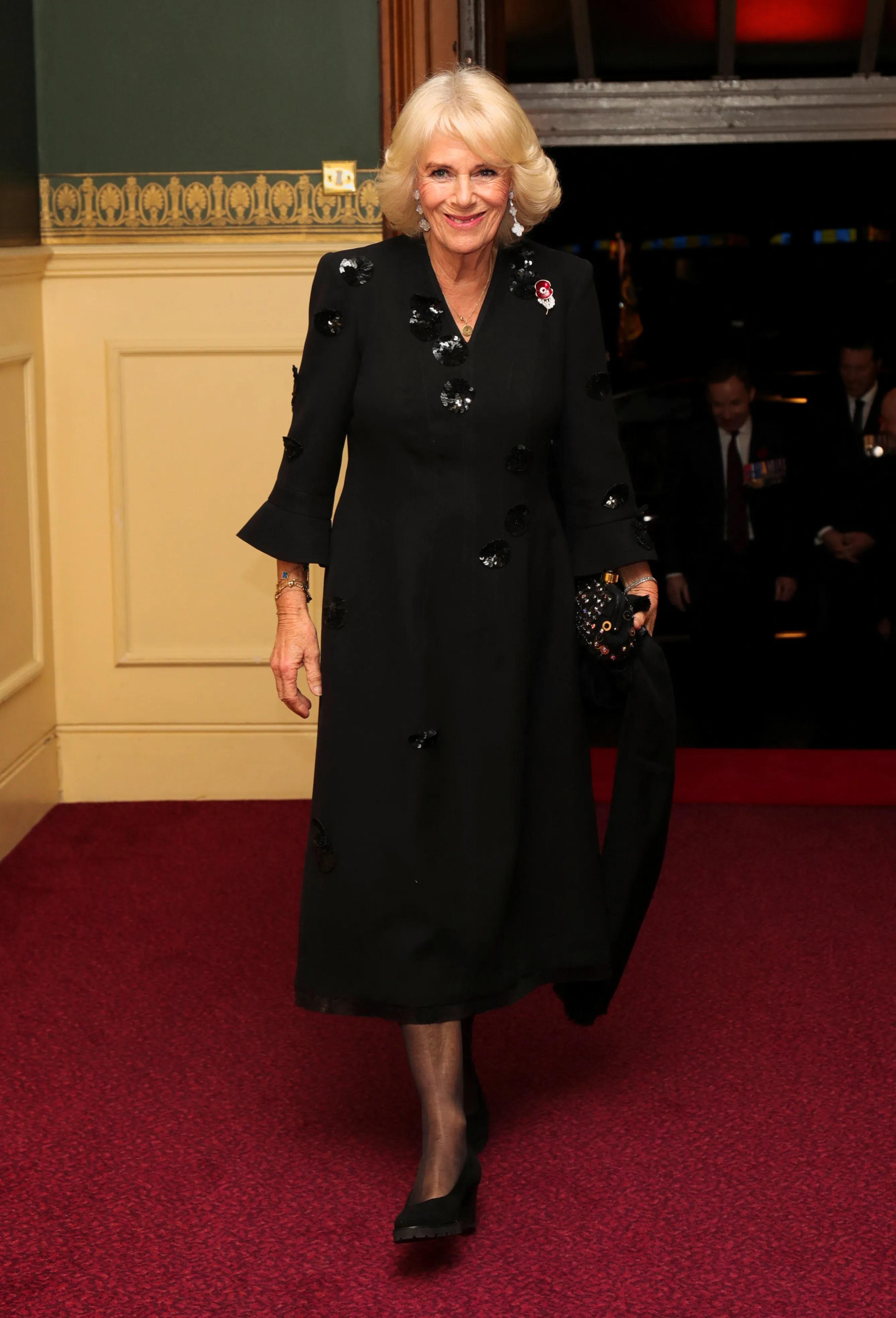 凯特王妃戴过的王室珠宝,英国凯特王妃戴金色树叶耳饰