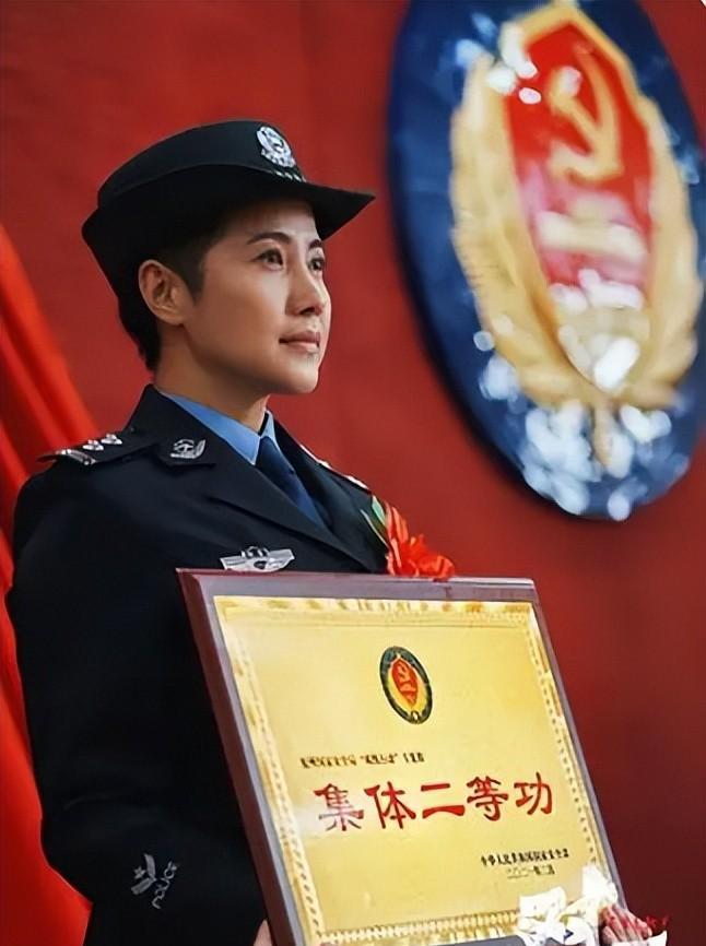 明明油头粉面，却偏要尬演警察，这6位女星演的刑警，真让人难受
