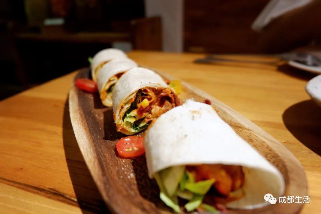 12条时髦老街，长满晒太阳的成都人