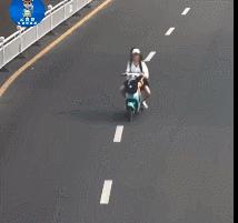 骑电动车不戴头盔有多可怕,骑电动车戴头盔跟不戴头盔的区别