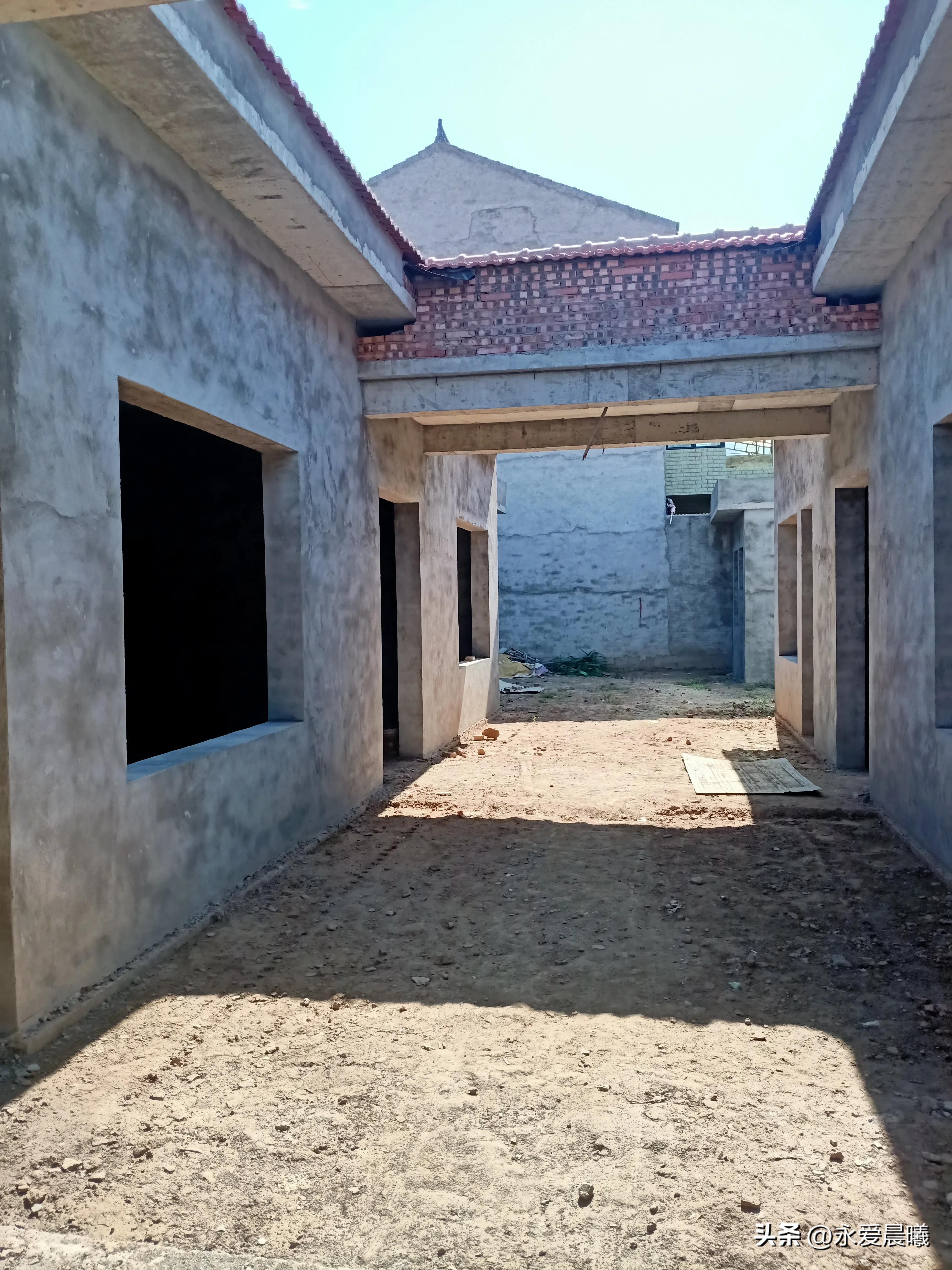 自家建房工人摔下来了怎么处理,农村自建房施工中出现伤亡谁负责