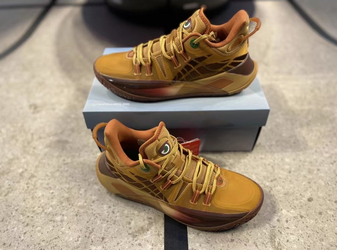 配色更新开始提速!李宁CJ2“里海大学”配色线下店抢先发售