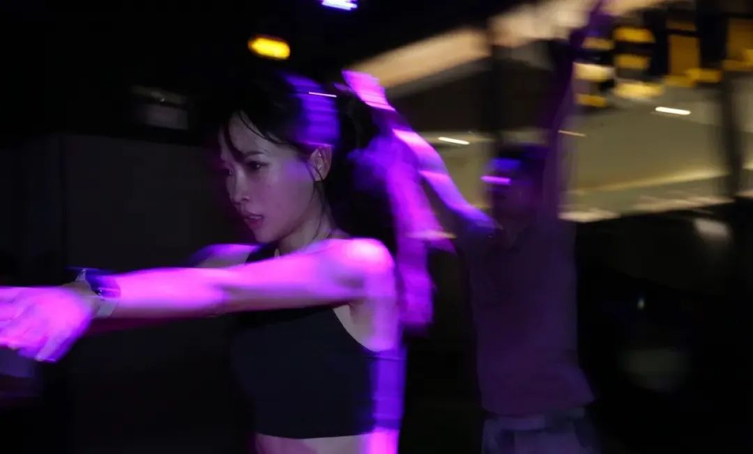 她自曝被要求“瘦到100斤才拥抱”？需要讨好的爱，当然不要