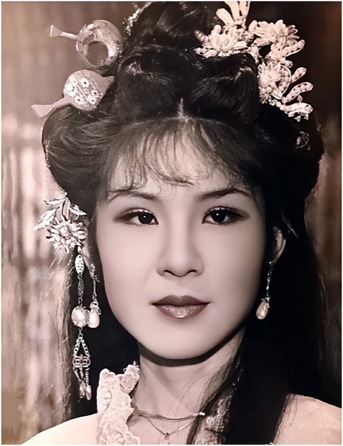 50岁大妈和小鲜肉演亲密戏，斥巨资加镜头，被骂20年，冤枉她了？