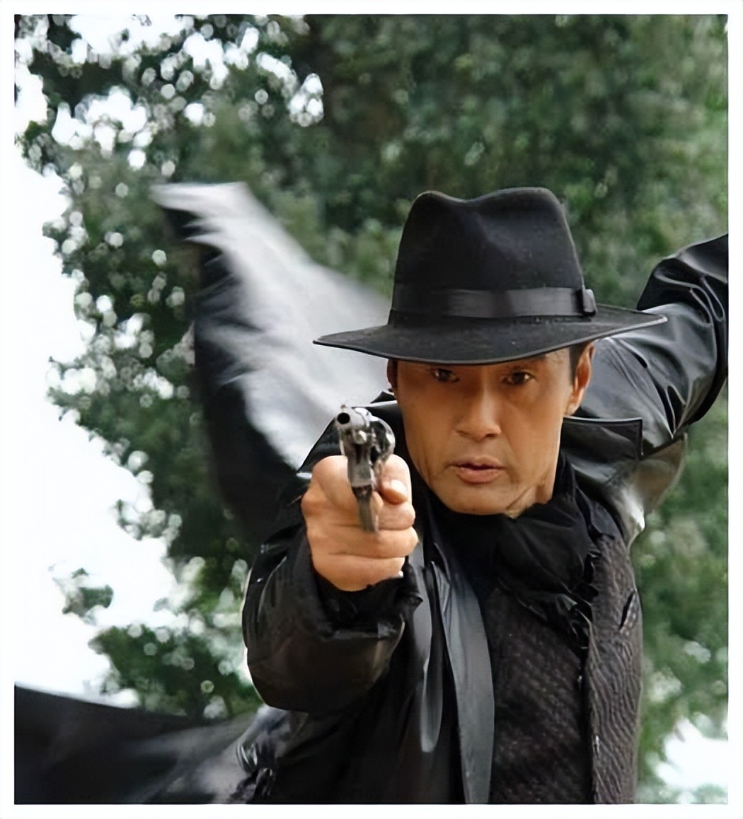 一生为妻子坚守底线，拼命赚钱上交的于荣光，终究为他人做了嫁衣