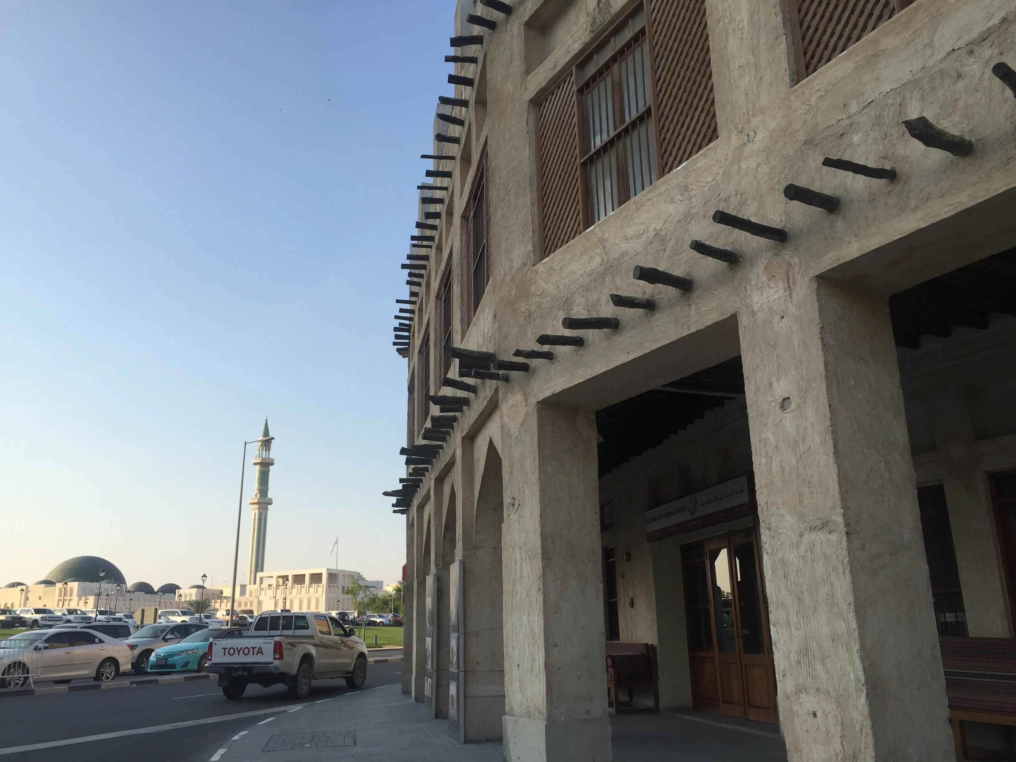 真实的卡塔尔长这样，一半沙漠一半海水