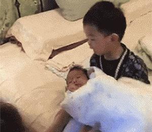 神回复：把儿子头弹破了，老婆马上回家怎么办？我只想留条命