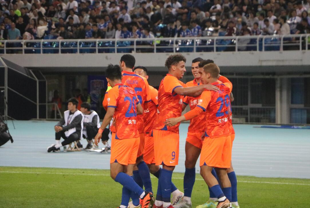 直击津鲁战“混乱”收场，贾德松被裁判追着出红牌，一人又引冲突