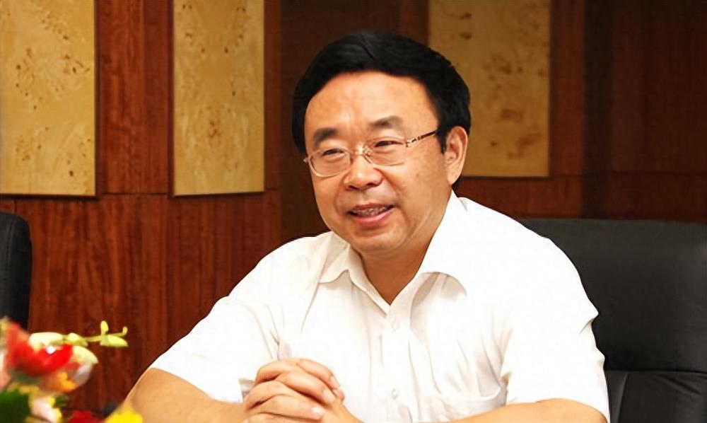 山东巨贪黄三亿：修建行宫与46名*妇情**洗鸳鸯浴，被捕前妻儿已移民