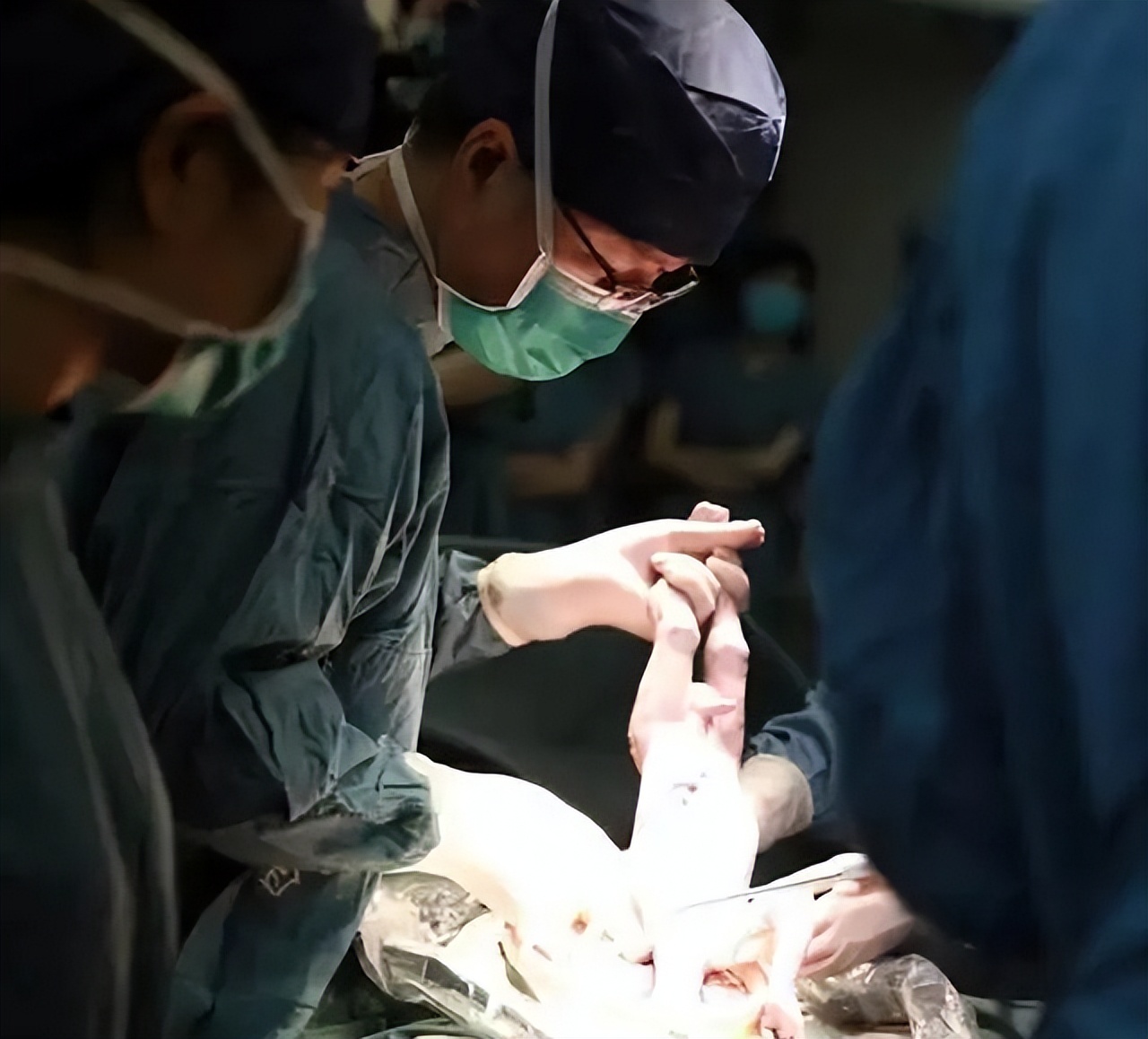 2015年，西安22岁女儿患绝症，43岁母亲舍命将子宫移植给女儿圆梦