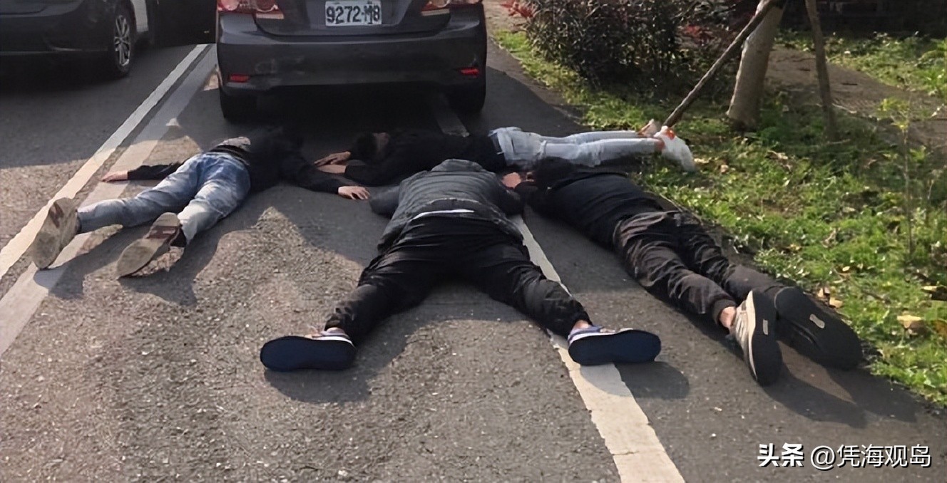 15秒抢走500万，台湾街头上演抢劫案，歹徒的秘密*器武**竟是辣椒水