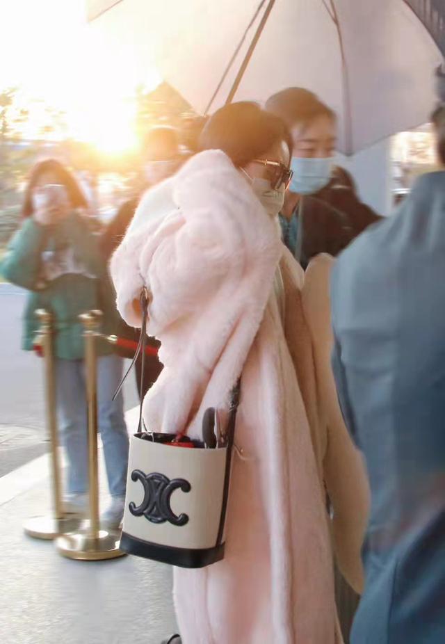 泰迪熊大衣赵丽颖,赵丽颖粉色泰迪熊