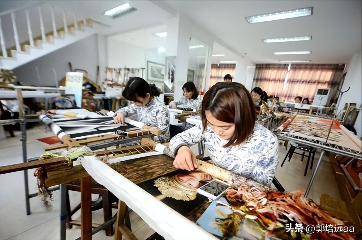 一小伙卖树叶一天挣12000,贵州女子巧用树叶赚大钱