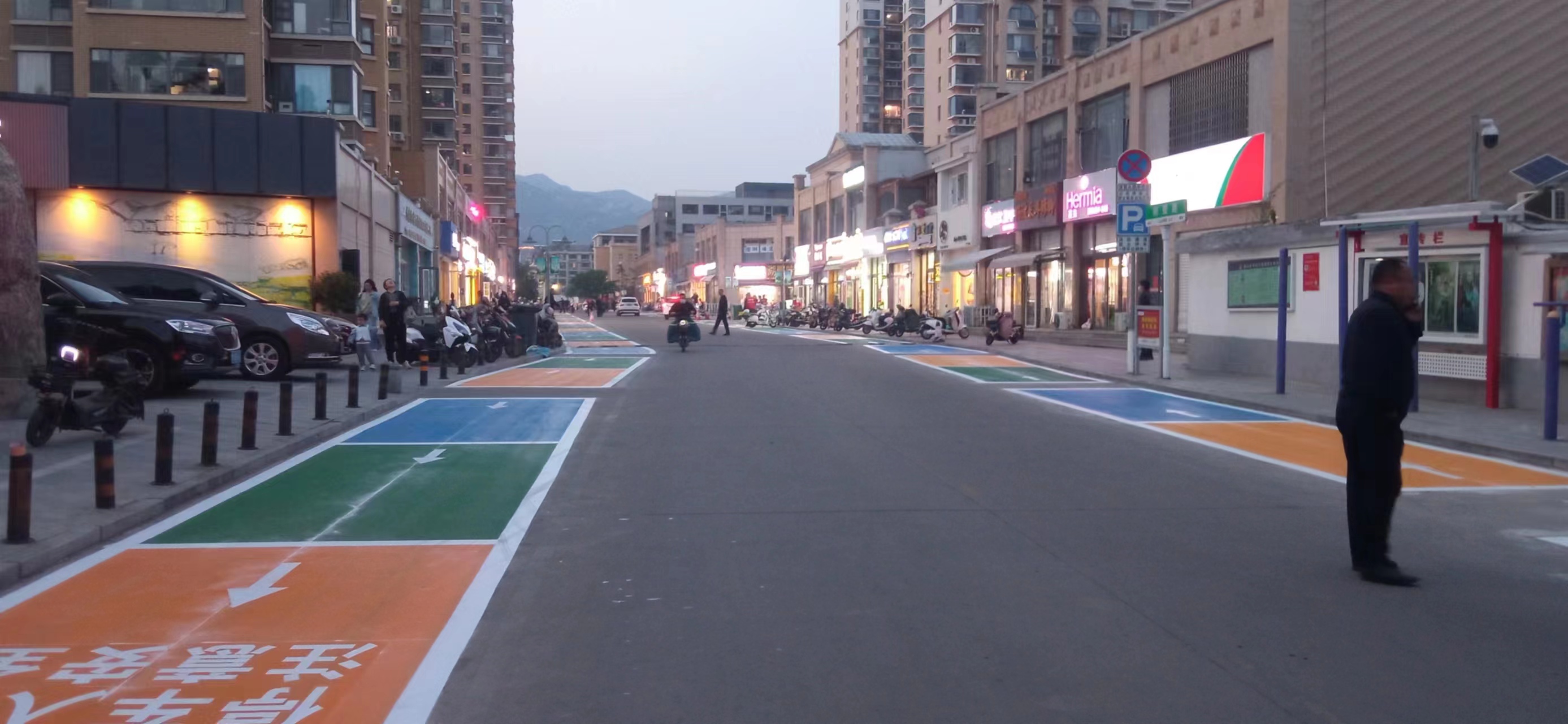 施划停车泊位规范停车秩序,施划停车位