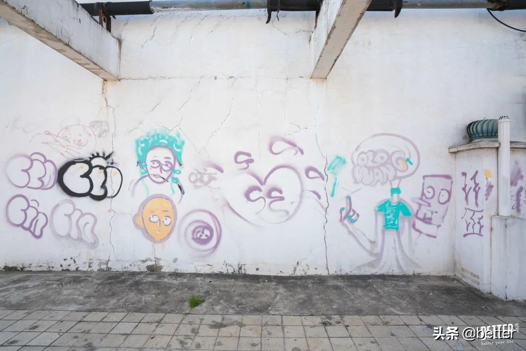 公交车爬楼顶,公交车飞上了楼顶