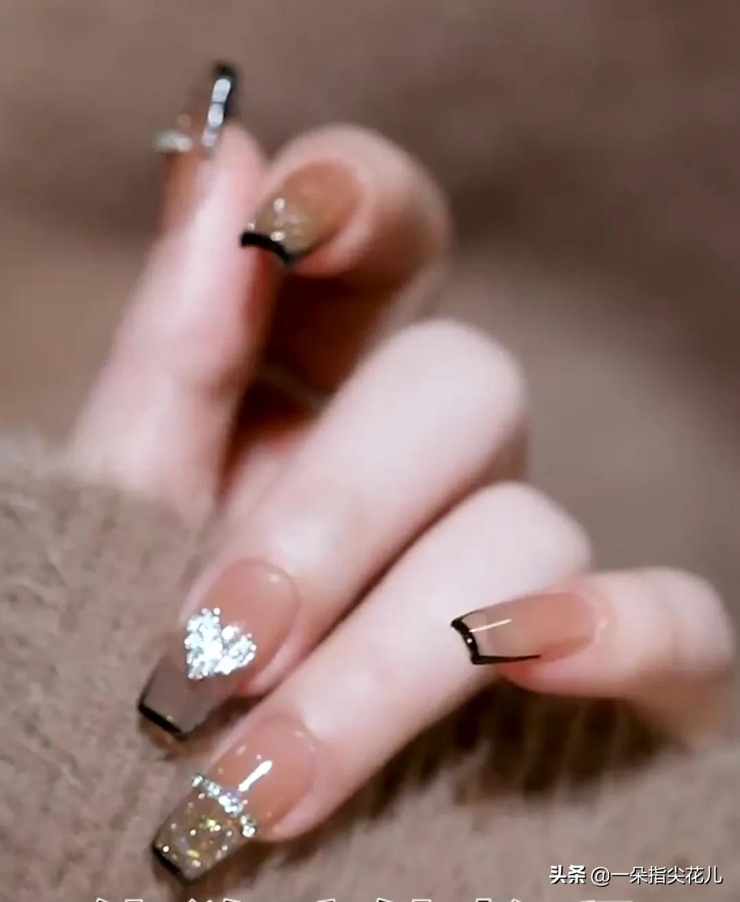 10种超简单的美甲做法,新年美甲款式2022中长款法式红