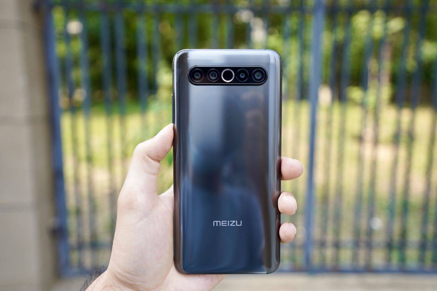 同等价位买魅族17还是k40,魅族17和红米k40前置哪个小