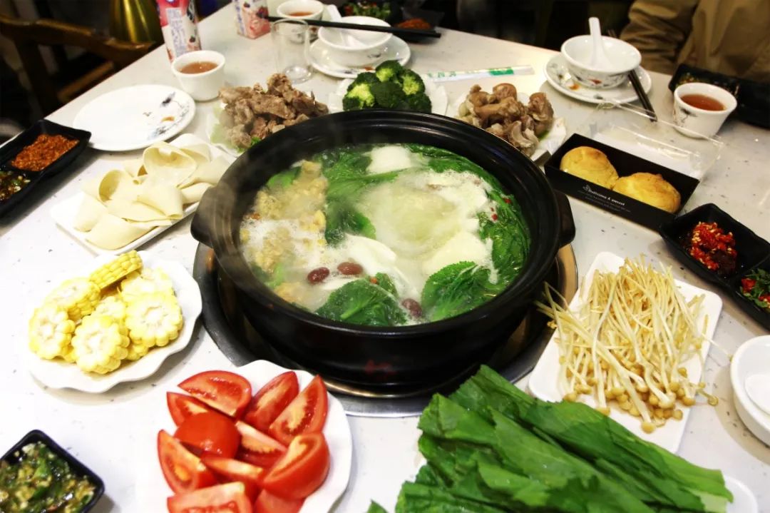 来都江堰的山间溪畔赴一场“好食光”！青山间的火锅店、花园里的小食堂......赏景美食两不误~